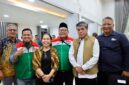 Menteri Ketenagakerjaan (Menaker) Yassierli (kedua dari kanan, mengenakan rompi cokelat) berpose bersama Menteri Lingkungan Hidup sekaligus Ketua Umum KSPSI Mohammad Jumhur Hidayat (ketiga dari kanan, berkopiah hitam) dan perwakilan pimpinan serikat pekerja/buruh dalam acara Silaturahmi dengan Mitra Strategis Ketenagakerjaan yang berlangsung di Wisma Kemnaker, Ciloto, Cipanas, Jawa Barat, pada Rabu malam, 6 Mei 2026 (FOTO : Dok. Biro Humas Kemenaker)