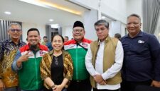 Menteri Ketenagakerjaan (Menaker) Yassierli (kedua dari kanan, mengenakan rompi cokelat) berpose bersama Menteri Lingkungan Hidup sekaligus Ketua Umum KSPSI Mohammad Jumhur Hidayat (ketiga dari kanan, berkopiah hitam) dan perwakilan pimpinan serikat pekerja/buruh dalam acara Silaturahmi dengan Mitra Strategis Ketenagakerjaan yang berlangsung di Wisma Kemnaker, Ciloto, Cipanas, Jawa Barat, pada Rabu malam, 6 Mei 2026 (FOTO : Dok. Biro Humas Kemenaker)