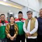 Menteri Ketenagakerjaan (Menaker) Yassierli (kedua dari kanan, mengenakan rompi cokelat) berpose bersama Menteri Lingkungan Hidup sekaligus Ketua Umum KSPSI Mohammad Jumhur Hidayat (ketiga dari kanan, berkopiah hitam) dan perwakilan pimpinan serikat pekerja/buruh dalam acara Silaturahmi dengan Mitra Strategis Ketenagakerjaan yang berlangsung di Wisma Kemnaker, Ciloto, Cipanas, Jawa Barat, pada Rabu malam, 6 Mei 2026 (FOTO : Dok. Biro Humas Kemenaker)