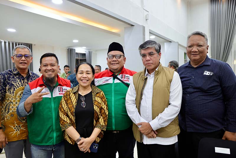 Menteri Ketenagakerjaan (Menaker) Yassierli (kedua dari kanan, mengenakan rompi cokelat) berpose bersama Menteri Lingkungan Hidup sekaligus Ketua Umum KSPSI Mohammad Jumhur Hidayat (ketiga dari kanan, berkopiah hitam) dan perwakilan pimpinan serikat pekerja/buruh dalam acara Silaturahmi dengan Mitra Strategis Ketenagakerjaan yang berlangsung di Wisma Kemnaker, Ciloto, Cipanas, Jawa Barat, pada Rabu malam, 6 Mei 2026 (FOTO : Dok. Biro Humas Kemenaker)