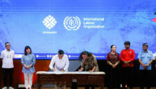 Menteri Ketenagakerjaan Yassierli (ketiga kiri) dan Direktur ILO untuk Indonesia dan Timor-Leste Simrin Singh (keempat kiri) menandatangani Deklarasi Bersama Indonesia Decent Work Country Programme (DWCP) 2026–2030 di Jakarta, Rabu (28/10/2026). (FOTO : Dok. Biro Humas Kemnaker)