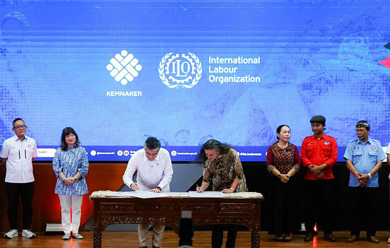 Menteri Ketenagakerjaan Yassierli (ketiga kiri) dan Direktur ILO untuk Indonesia dan Timor-Leste Simrin Singh (keempat kiri) menandatangani Deklarasi Bersama Indonesia Decent Work Country Programme (DWCP) 2026–2030 di Jakarta, Rabu (28/10/2026). (FOTO : Dok. Biro Humas Kemnaker)