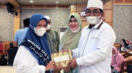 Bupati Tanjab Barat H. Anwar Sadat beserta Istri Hj. Fadillah Sadat hadiri Hafilah Akhir Sanah, Khataman dan Wisuda I TPQ Bil Qolam Al-Misbahul Munir, Minggu (04/04/21).