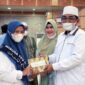 Bupati Tanjab Barat H. Anwar Sadat beserta Istri Hj. Fadillah Sadat hadiri Hafilah Akhir Sanah, Khataman dan Wisuda I TPQ Bil Qolam Al-Misbahul Munir, Minggu (04/04/21).