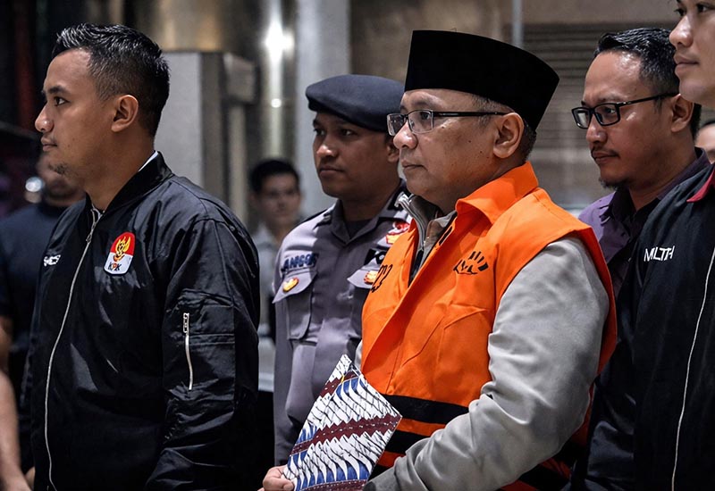 Keterangan Foto:
Mantan Menteri Agama, Yaqut Cholil Qoumas (YCQ), mengenakan rompi oranye tahanan KPK dengan pengawalan ketat petugas saat berada di Gedung Merah Putih KPK, Jakarta. Status penahanan YCQ kini telah dialihkan menjadi tahanan rumah terhitung sejak Kamis (19/3/2026) hingga 31 Maret 2026 mendatang. (FOTO : Samuderafakta.com)