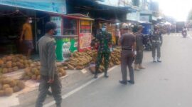 Sertu M. Syukur Bersama Personil Gabungan Lainnya Saat Sosilisasi dan Yustisi Prokes, Senin (14/2/22). FOTO : LT