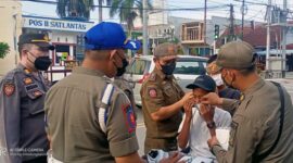 Tim Yustisi memberikan Masker kepada Warga yang tidak Disiplin Prokes, FOTO : LT