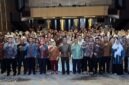 Menteri Ketenagakerjaan Yassierli (tengah baju batik cokelat) mengepalkan tangan bersama seluruh undangan yang hadir dalam acara penguatan ekosistem ketenagakerjaan nasional di Medan, Sumatera Utara, Selasa (7/7/2026). (Foto: Humas Kemnaker)