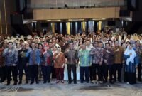 Menteri Ketenagakerjaan Yassierli (tengah baju batik cokelat) mengepalkan tangan bersama seluruh undangan yang hadir dalam acara penguatan ekosistem ketenagakerjaan nasional di Medan, Sumatera Utara, Selasa (7/7/2026). (Foto: Humas Kemnaker)