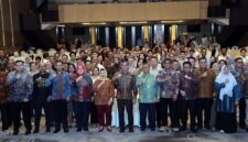 Menteri Ketenagakerjaan Yassierli (tengah baju batik cokelat) mengepalkan tangan bersama seluruh undangan yang hadir dalam acara penguatan ekosistem ketenagakerjaan nasional di Medan, Sumatera Utara, Selasa (7/7/2026). (Foto: Humas Kemnaker)