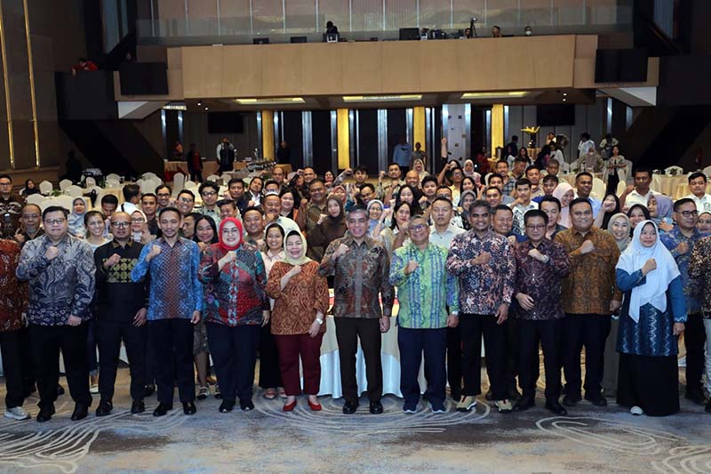 Menteri Ketenagakerjaan Yassierli (tengah baju batik cokelat) mengepalkan tangan bersama seluruh undangan yang hadir dalam acara penguatan ekosistem ketenagakerjaan nasional di Medan, Sumatera Utara, Selasa (7/7/2026). (Foto: Humas Kemnaker)