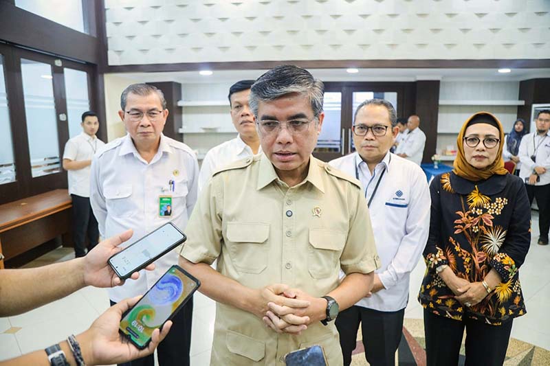 Menteri Ketenagakerjaan (Menaker) Yassierli memberikan keterangan pers usai membuka secara resmi Pembinaan dan Sertifikasi Ahli Keselamatan dan Kesehatan Kerja (K3) Umum Batch II di Kantor Kemnaker, Jakarta, Rabu (29/4/2026). (FOTO : Dok. Biro Humas Kemenaker)