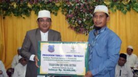 Bupati H. Anwar Sadat Saat Menyerahkan Bantuan Renovasi Sarana dan Prasarana Yayasan Rumah Iqra' Husnul Khatimah sebesar Rp 10 juta dari BAZNAS. FOTO : Dokpim