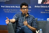Prof. Zainal Arifin Mochtar, S.H., LL.M. sedang berbicara sebagai pembicara dalam sebuah forum akademik formal yang diselenggarakan oleh Fakultas Hukum Universitas Gadjah Mada (UGM). (FOTO : Dok. Istimewa/hukumonline.com)
