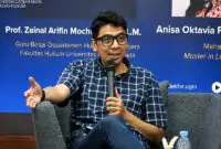 Prof. Zainal Arifin Mochtar, S.H., LL.M. sedang berbicara sebagai pembicara dalam sebuah forum akademik formal yang diselenggarakan oleh Fakultas Hukum Universitas Gadjah Mada (UGM). (FOTO : Dok. Istimewa/hukumonline.com)