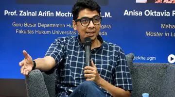 Prof. Zainal Arifin Mochtar, S.H., LL.M. sedang berbicara sebagai pembicara dalam sebuah forum akademik formal yang diselenggarakan oleh Fakultas Hukum Universitas Gadjah Mada (UGM). (FOTO : Dok. Istimewa/hukumonline.com)
