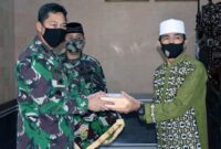 FOTO : Kepala Staf Korem 042/Gapu Kolonel Inf M. Yamin Dano Menyerahkan Zakat Prajurit dan PNS beserta Istri/Suami anggota Makorem menyerah Zakat Fitra kepada panitia Amil Zakat Masjid At Taqwa Makorem 042/Gapu, Rabu (05/05/21).