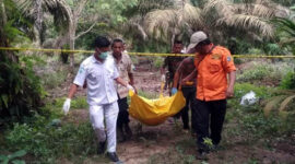 FOTO : Evakuasi Korban Gantung Diri Oleh Petugas