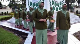 FOTO : Persit KCK Koorcab Rem 042 PD II/Sriwijaya melaksanakan ziarah rombongan di Taman Makam Pahlawan (TMP) Satria Bhakti, Kota Jambi, Sabtu (03/04/2021).