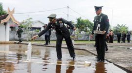Kondisi makam yang tenggelah Dandim 0419/Tanjab Letkol Kav Muslim Rahim Tompo dengan penuh bersahaja turun menaburkan bunga kebebrapa makan secara simbolis. FOTO : PENDIM