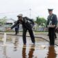 Kondisi makam yang tenggelah Dandim 0419/Tanjab Letkol Kav Muslim Rahim Tompo dengan penuh bersahaja turun menaburkan bunga kebebrapa makan secara simbolis. FOTO : PENDIM