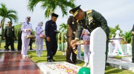 Danrem 042/Gapu Brigjen TNI Suprionon Menabur Bunga di Salah Satu Makam Pahlawan di TMP Satria Bhakti, Jalan Jendral Sudirman, Thehok, Kota Jambi, Selasa, (04/10/22). FOTO : Penrem
