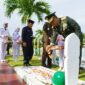 Danrem 042/Gapu Brigjen TNI Suprionon Menabur Bunga di Salah Satu Makam Pahlawan di TMP Satria Bhakti, Jalan Jendral Sudirman, Thehok, Kota Jambi, Selasa, (04/10/22). FOTO : Penrem