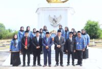 upati Tanjung Jabung Barat H. Anwar Sadat (tengah, jas biru) dan Wakil Bupati Dr. H. Katamso, SA (kanan Bupati, jas hitam) berfoto bersama dengan Kepala Dinas serta jajaran Staf Dinas Komunikasi dan Informatika (Kominfo) usai upacara ziarah nasional di Taman Makam Pahlawan Yudha Satria Pengabuan, Rabu (20/05). (FOTO: Dok. Istimewa Prokopim Tjb)