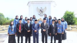 upati Tanjung Jabung Barat H. Anwar Sadat (tengah, jas biru) dan Wakil Bupati Dr. H. Katamso, SA (kanan Bupati, jas hitam) berfoto bersama dengan Kepala Dinas serta jajaran Staf Dinas Komunikasi dan Informatika (Kominfo) usai upacara ziarah nasional di Taman Makam Pahlawan Yudha Satria Pengabuan, Rabu (20/05). (FOTO: Dok. Istimewa Prokopim Tjb)