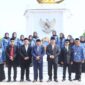upati Tanjung Jabung Barat H. Anwar Sadat (tengah, jas biru) dan Wakil Bupati Dr. H. Katamso, SA (kanan Bupati, jas hitam) berfoto bersama dengan Kepala Dinas serta jajaran Staf Dinas Komunikasi dan Informatika (Kominfo) usai upacara ziarah nasional di Taman Makam Pahlawan Yudha Satria Pengabuan, Rabu (20/05). (FOTO: Dok. Istimewa Prokopim Tjb)