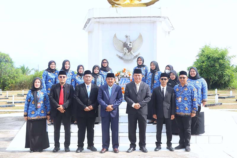 upati Tanjung Jabung Barat H. Anwar Sadat (tengah, jas biru) dan Wakil Bupati Dr. H. Katamso, SA (kanan Bupati, jas hitam) berfoto bersama dengan Kepala Dinas serta jajaran Staf Dinas Komunikasi dan Informatika (Kominfo) usai upacara ziarah nasional di Taman Makam Pahlawan Yudha Satria Pengabuan, Rabu (20/05). (FOTO: Dok. Istimewa Prokopim Tjb)