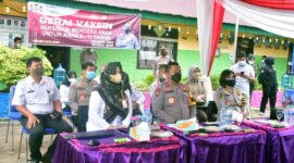 Wakapolda Jambi Zoom Meetting Vaksinasi Anak Usia 6-11 Tahun dengan Kapolri dan Kemenkes di SDN 93 Kotabaru, Kota Jambi, Rabu (19/1/22). FOTO : HMS PoldaJambi.