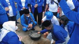 Ketua Umum PAN Zulkifli Hasan didampingi Bupati Muaro Jambi Hj. Masnah Busro Meletakan Batu Bata Pertama pembangunan Rumah PAN Muaro Jambi di Desa Pematang Gajah, Kecamatan Jambi Luar Kota, Kamis (6/1/22). FOTO : Noval/Ist