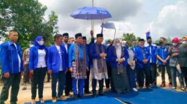 Ketua Umum PAN Zulkifli Hasan didampingi Bupati Muaro Jambi Hj. Masnah Busro Meletakan Batu Bata Pertama pembangunan Rumah PAN Muaro Jambi di Desa Pematang Gajah, Kecamatan Jambi Luar Kota, Kamis (6/1/22). FOTO : Noval/Ist