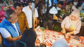 Mendag Zulkifli Hasan didampingi Gubernur Jambi Al Haris  memantau bapok di Pasar Angso Duo, Jambi, Selasa (2/8/22). FOTO : Noval