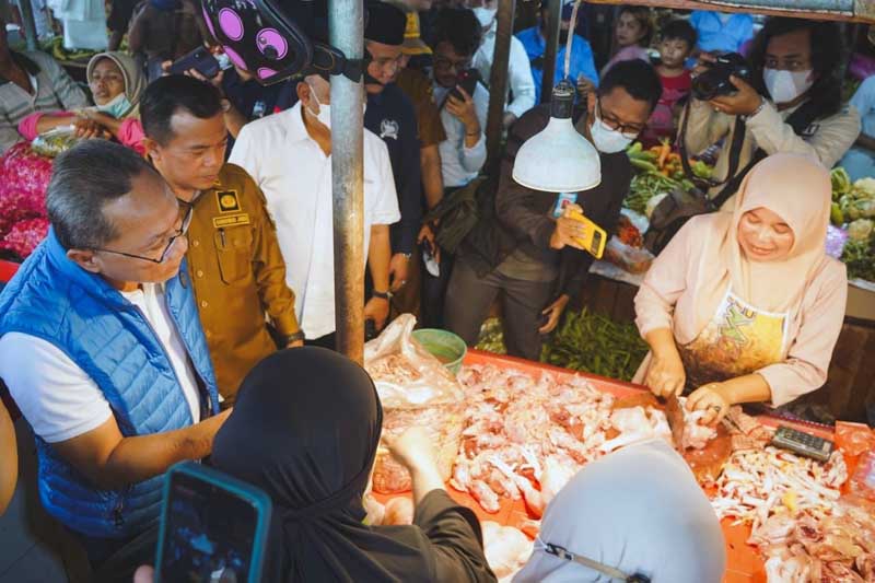 Mendag Zulkifli Hasan didampingi Gubernur Jambi Al Haris  memantau bapok di Pasar Angso Duo, Jambi, Selasa (2/8/22). FOTO : Noval