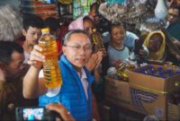 Mendag Zulkifli Hasan didampingi Gubernur Jambi Al Haris  memantau bapok di Pasar Angso Duo, Jambi, Selasa (2/8/22). FOTO : Noval