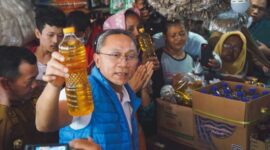 Mendag Zulkifli Hasan didampingi Gubernur Jambi Al Haris  memantau bapok di Pasar Angso Duo, Jambi, Selasa (2/8/22). FOTO : Noval