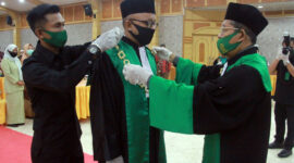 FOTO : Ketua Pengadilan Tinggi Agama Jambi, Dr. Drs. H. Busri Harun, M. Ag, memimpin Sidang Istimewa PTA Jambi, dalam rangka Pelantikan dan Pengambilan Sumpah Jabatan Ketua Pengadilan Agama Kuala Tungkal dari pejabat lama Imam Masduqi, S. Ag, SH, MHES, kepada pejabat baru Zakaria Ansori, SHI, MH, bertempat di Balai Pertemuan (Gedung Pola) Kuala Tungkal, Tanjab Barat, Kamis (13/08/20).