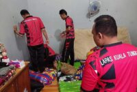 Tim Satops Patnal Lapas Kuala Tungkal Kembali Geledah Blok Hunian WBP. FOTO : HMs Pas