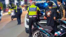 Anggota Satlantas Polresta Jambi Melakukan Patroli Hunting Ciptakan Kota Jambi Zero Knalpot Brong, Menilang 6 Kendaraan Roda Dua. FOTO : VIRYZHA