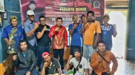 Ketua DPRD Tanjab Barat H. Abdullah Foto bersama Masyarakat disela reses. FOTO : Ist