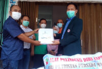 FOTO : Direktur PT Tristan Persada Mandiri Ahmad Suryan Menyerahkan APD kepada Ketua IDI Cabang Kabupaten Tanjab Barat dr. Abdul Bari, Sp.OG, Kamis (23/04/20).

