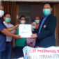 FOTO : Direktur PT Tristan Persada Mandiri Ahmad Suryan Menyerahkan APD kepada Ketua IDI Cabang Kabupaten Tanjab Barat dr. Abdul Bari, Sp.OG, Kamis (23/04/20).

