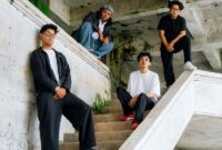 Personel Seven Seventy berpose dalam formasi terbaru mereka di Malang. Setelah tiga tahun vakum, unit alternative rock tersebut kembali dengan single “Siapa Mau Merasa Disingkirkan Lagi?” sebagai bagian dari langkah menuju album terbaru dan kampanye #SemuaBerhakDidengar. (Foto: Dokumentasi Seven Seventy)