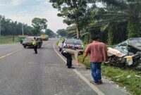 
Kondisi ambulans ringsek usai mengalami kecelakaan di Kecamatan Lima Puluh, Kabupaten Batu Bara, Sumut, Rabu (23/3/22). FOTO : Tribunnews.com