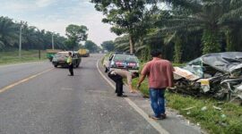 
Kondisi ambulans ringsek usai mengalami kecelakaan di Kecamatan Lima Puluh, Kabupaten Batu Bara, Sumut, Rabu (23/3/22). FOTO : Tribunnews.com