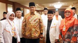Anies Baswedan berfoto bersama Ketua Fraksi PKS Jazuli Juwaini (kedua dari kanan) dan anggota Fraksi PKS lainnya di sela-sela acara Konsolidasi Nasional Ketua Fraksi PKS dan Pimpinan DPRD seluruh Indonesia dari unsur PKS di Hotel Millenium, Jakarta, Selasa malam, 30 Mei 2023. Anies merupakan capres yang diusung PKS bersama NasDem dan Demokrat. (Foto: dok. KBA News)