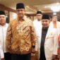 Anies Baswedan berfoto bersama Ketua Fraksi PKS Jazuli Juwaini (kedua dari kanan) dan anggota Fraksi PKS lainnya di sela-sela acara Konsolidasi Nasional Ketua Fraksi PKS dan Pimpinan DPRD seluruh Indonesia dari unsur PKS di Hotel Millenium, Jakarta, Selasa malam, 30 Mei 2023. Anies merupakan capres yang diusung PKS bersama NasDem dan Demokrat. (Foto: dok. KBA News)