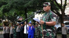 Komandan Korem 042/Gapu Brigjen TNI Supriono Saat Jadi Irup Apel Gabungan TNI-Polri di Lapangan Hitam Mapolda Jambi, Kamis (3/11/22). FOTO : PENREM